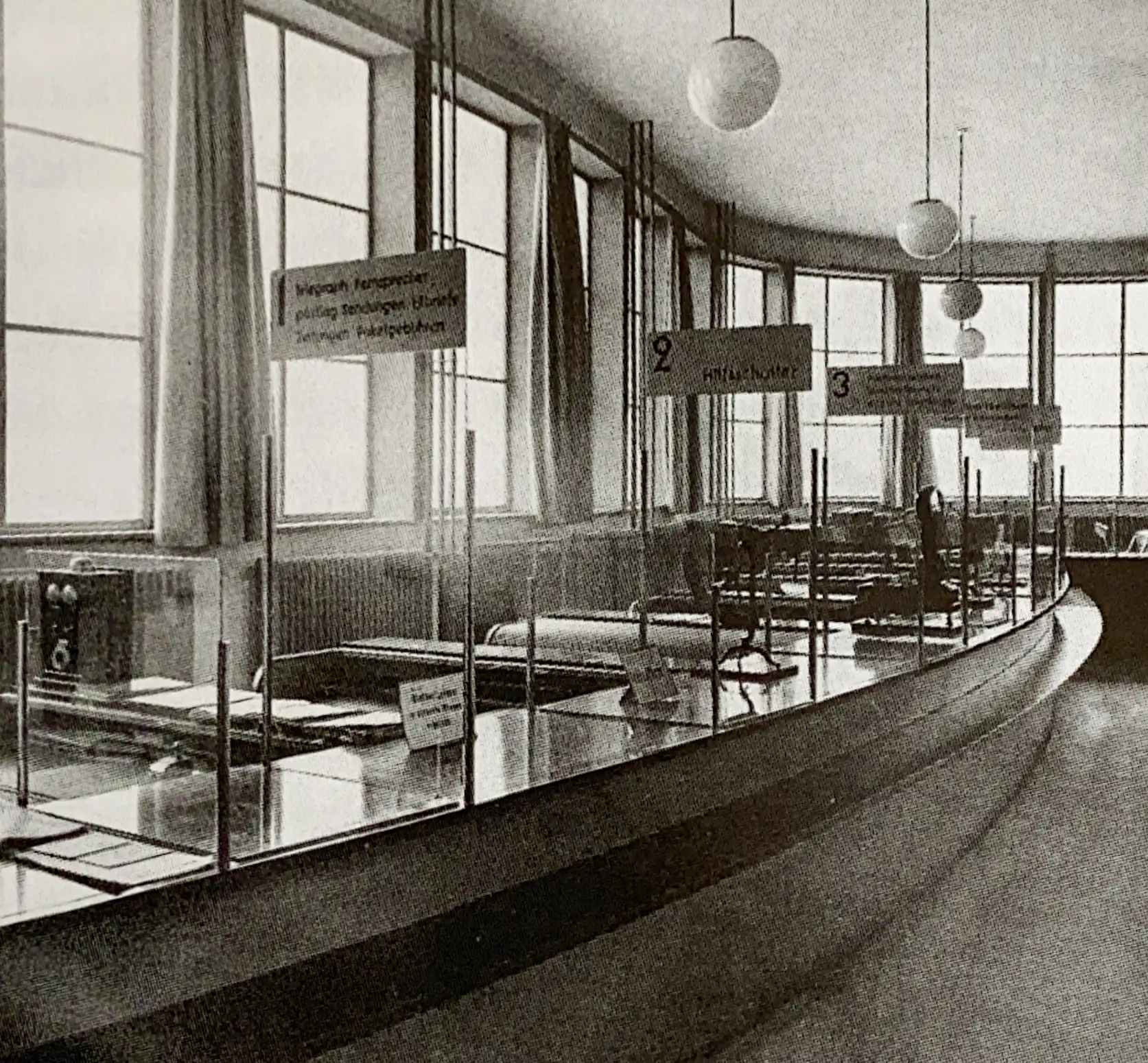 Postoffice Goetheplatz, 1931-1932. Architects: Franz Holzhammer, Walther Schmidt. Contemporary interior photo