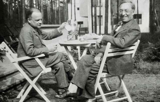 Paul Klee und Wassily Kandinsky 1927 im Garten des Hauses. Foto: Nina Kandinsky
