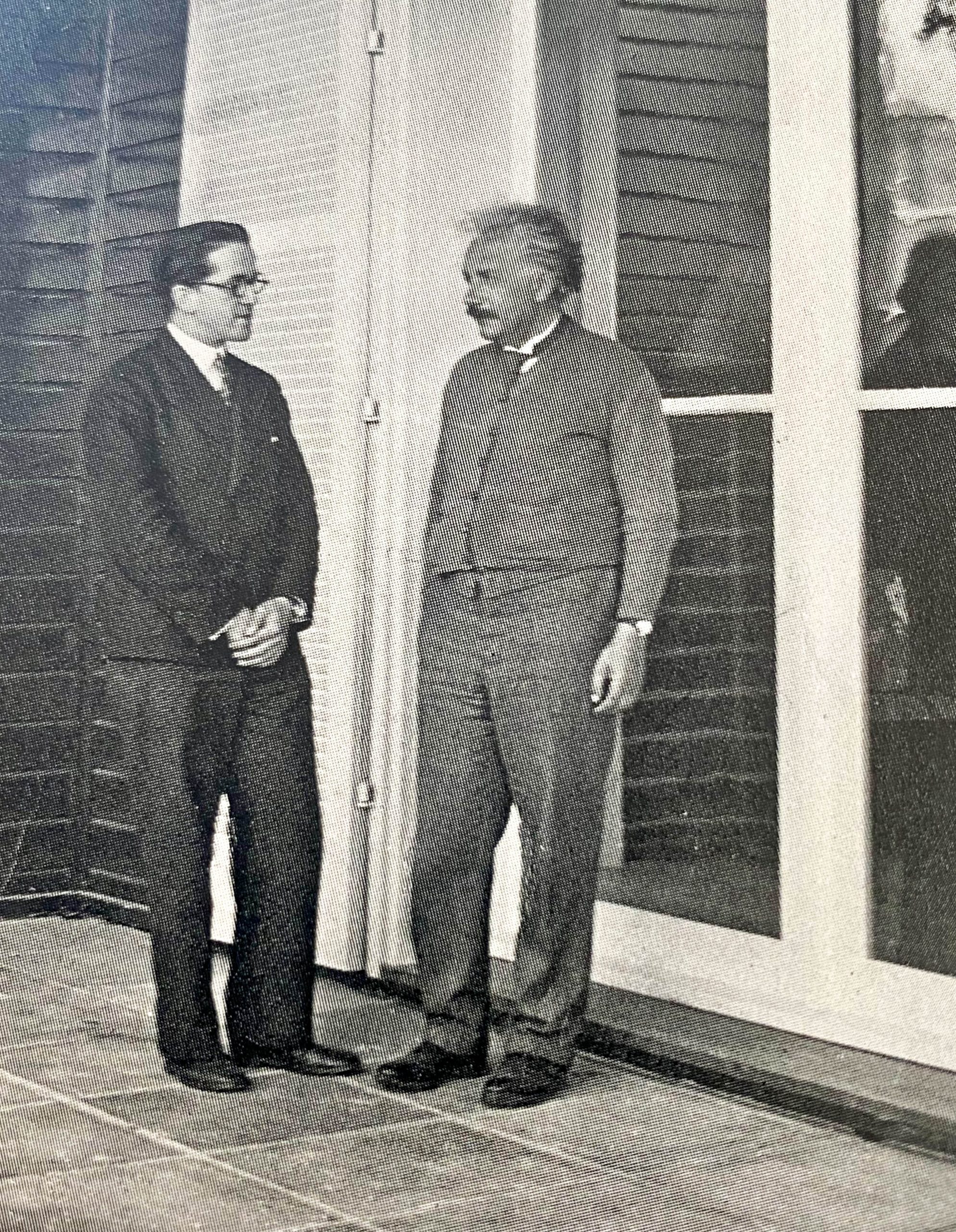 Albert Einstein und Konrad Wachsmann auf der Terrasse des Einsteinhauses in Caputh, 1929.