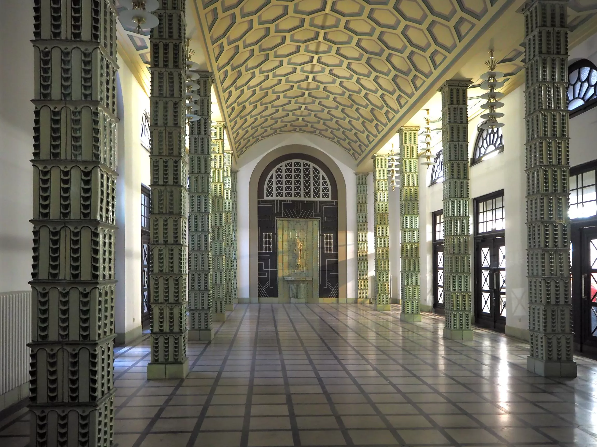 Entrance hall. Ceramics: Richard Kuöhl. Photo: Uwe Barghaan, 2015