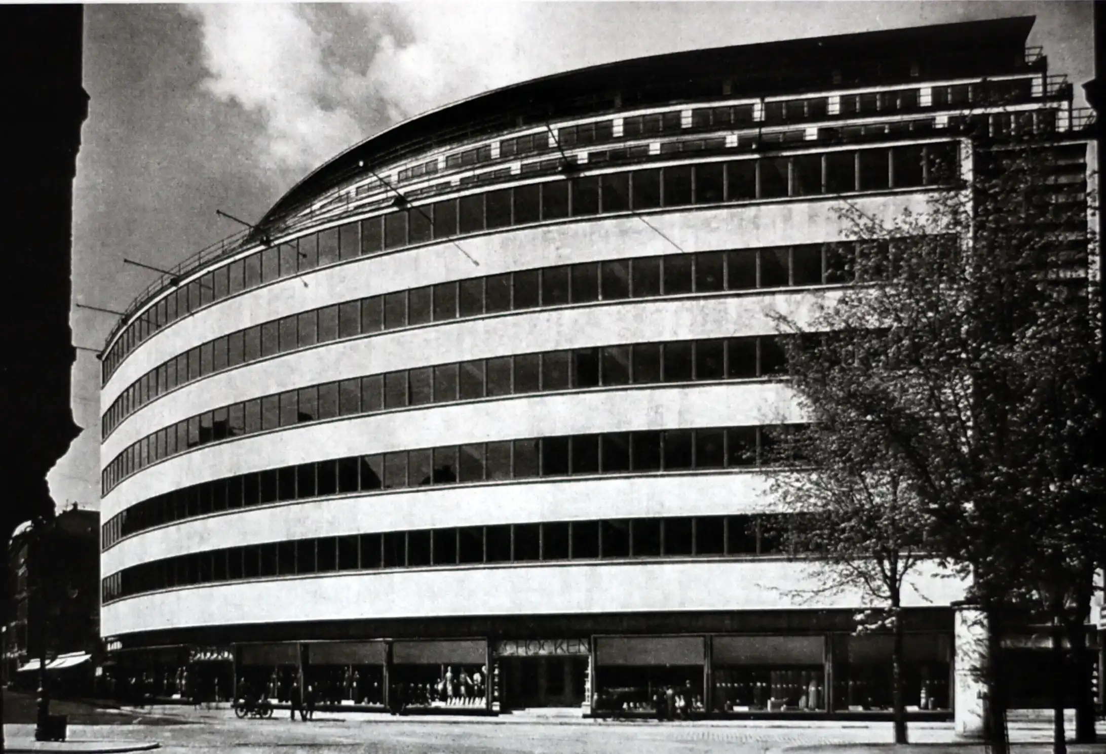Kaufhaus Schocken, 1927-1930. Architekt: Erich Mendelsohn. Zeitgenössische Aufnahme. Quelle: Salman Schocken Family Archive