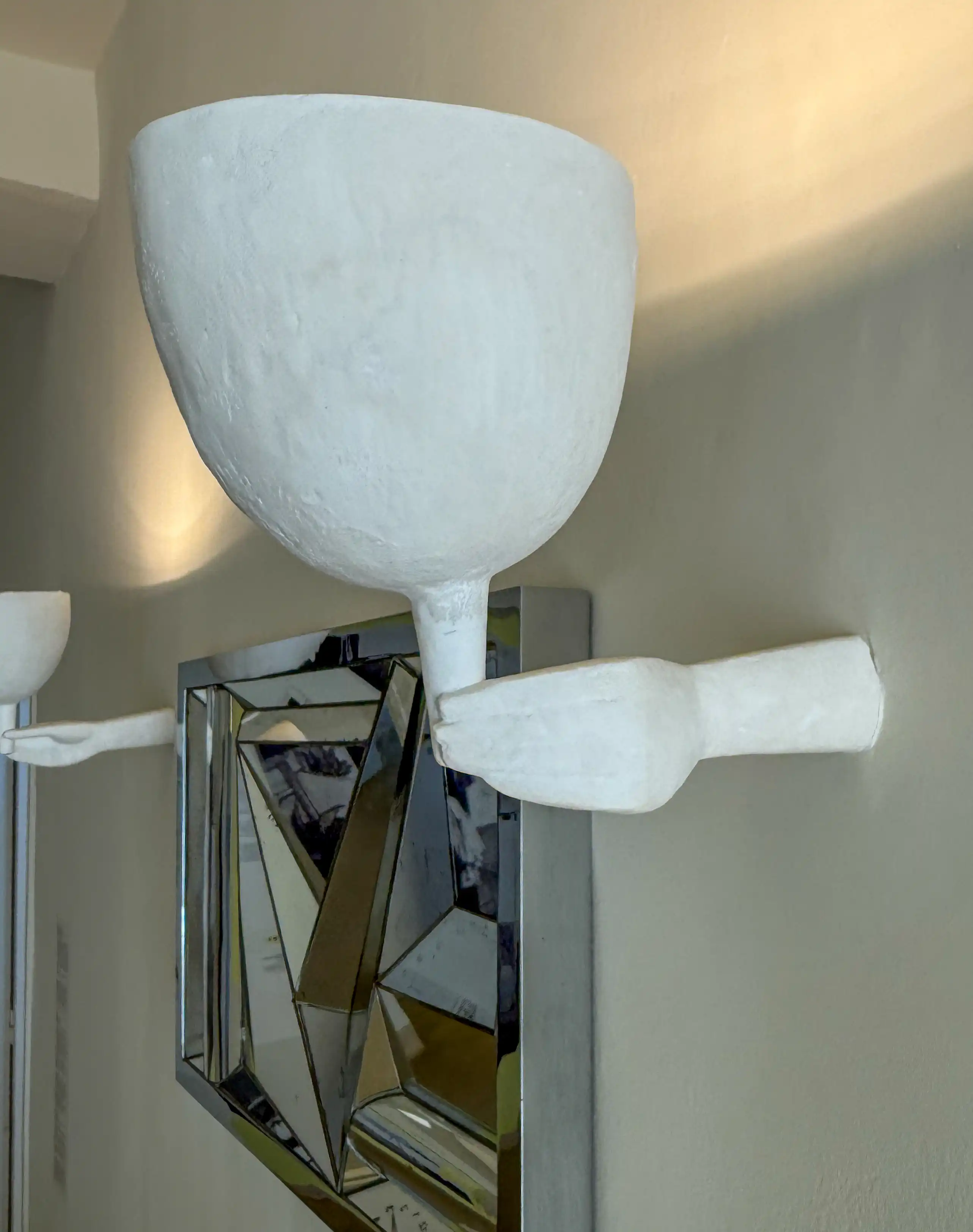 Alberto Giacometti: Applique main (main et coupe droite/ Main et coupe gauche), Gips, 1931. Jan et Joël Martel: Miroir polyédrique. Foto: Daniela Christmann