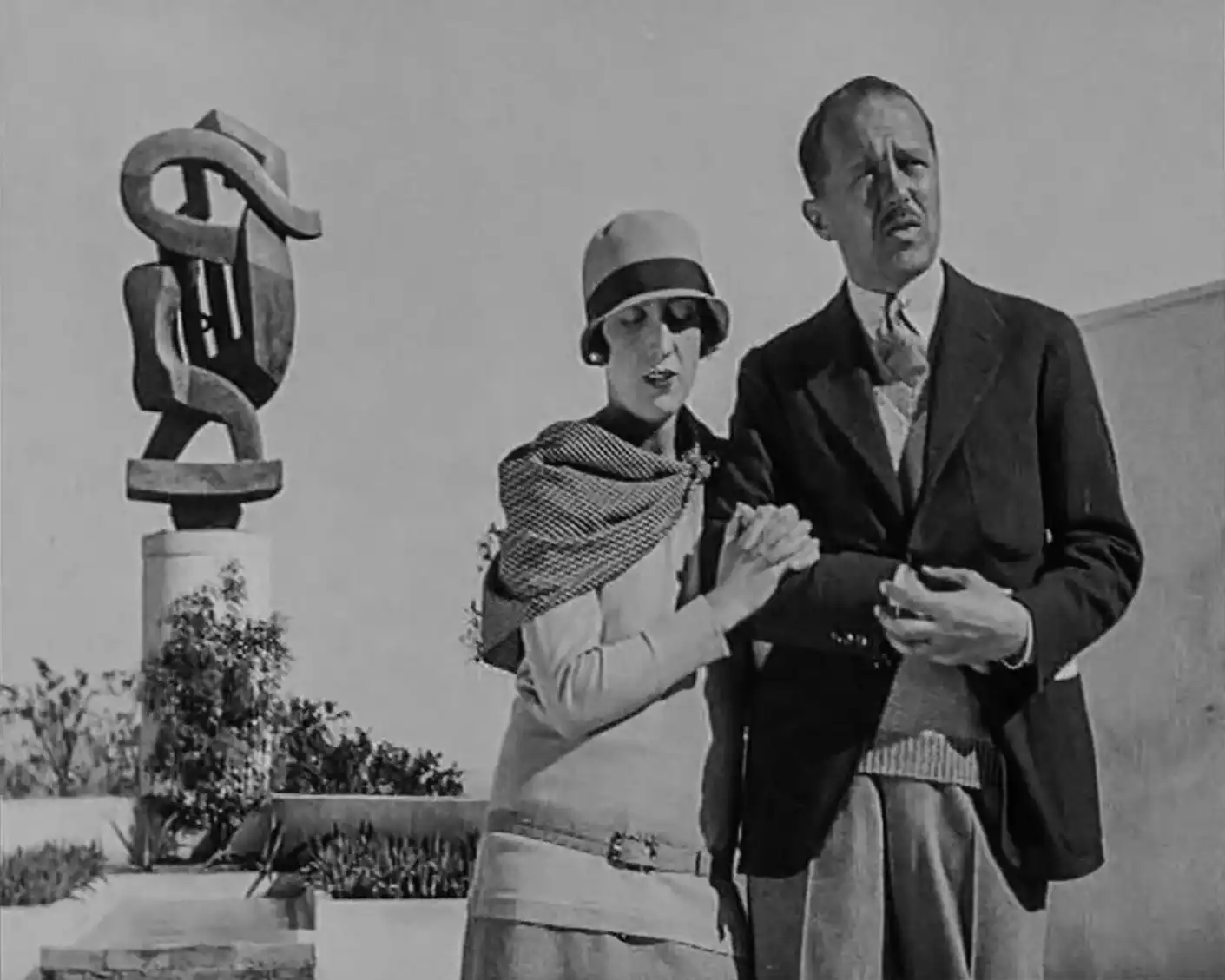 Marie-Laure und Charles de Noailles vor der Bronze 'Joie de Vivre' von Jacques Lipchitz