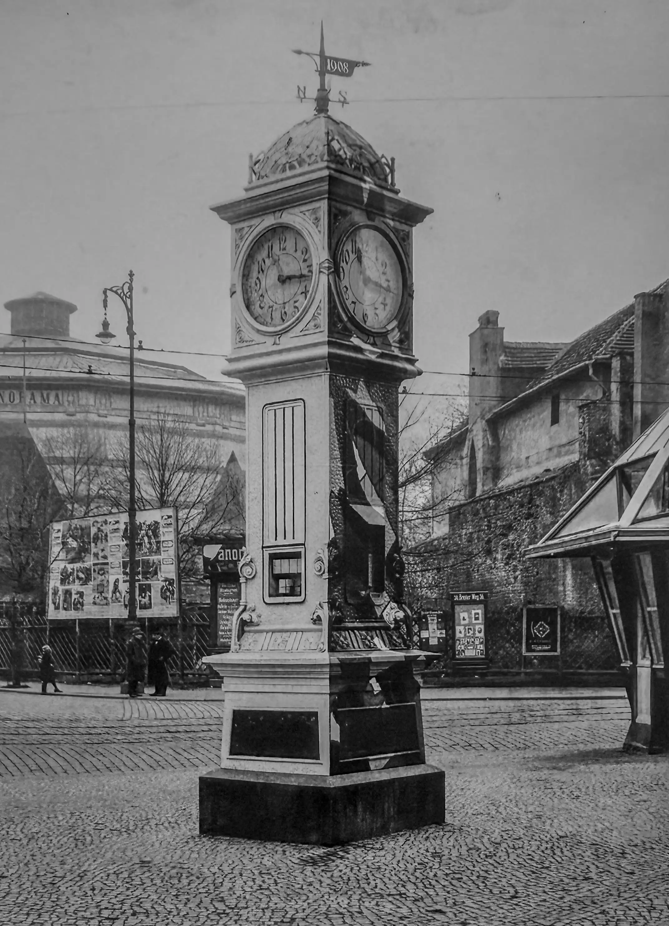 Normaluhr am Staatsbürgerplatz mit Kiosk, 1921
