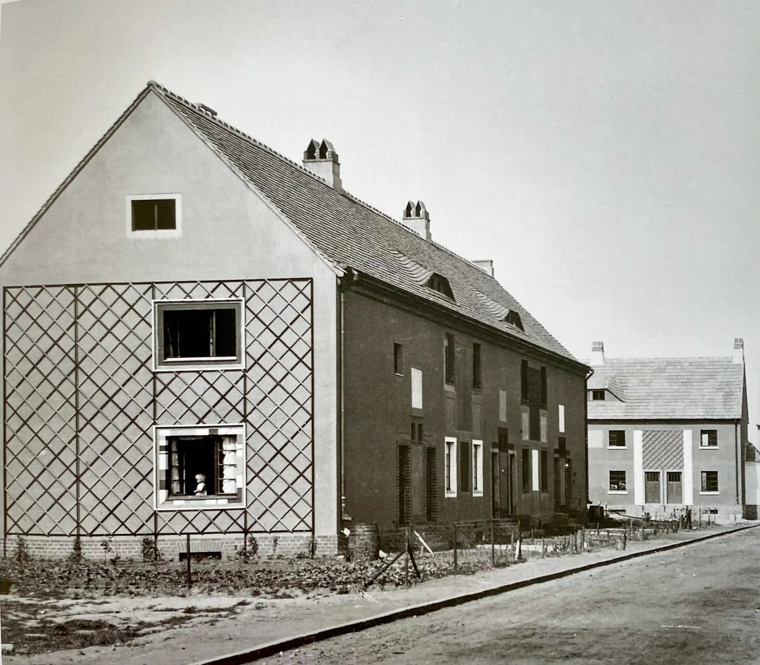 Reihenhausgruppe Bunter Weg 3, Gartenstadt Kolonie Reform, 1921. Architekt: Bruno Taut. Wohnhaus Carl Krayl mit bemalter Fenstereinrahmung, 1921/22