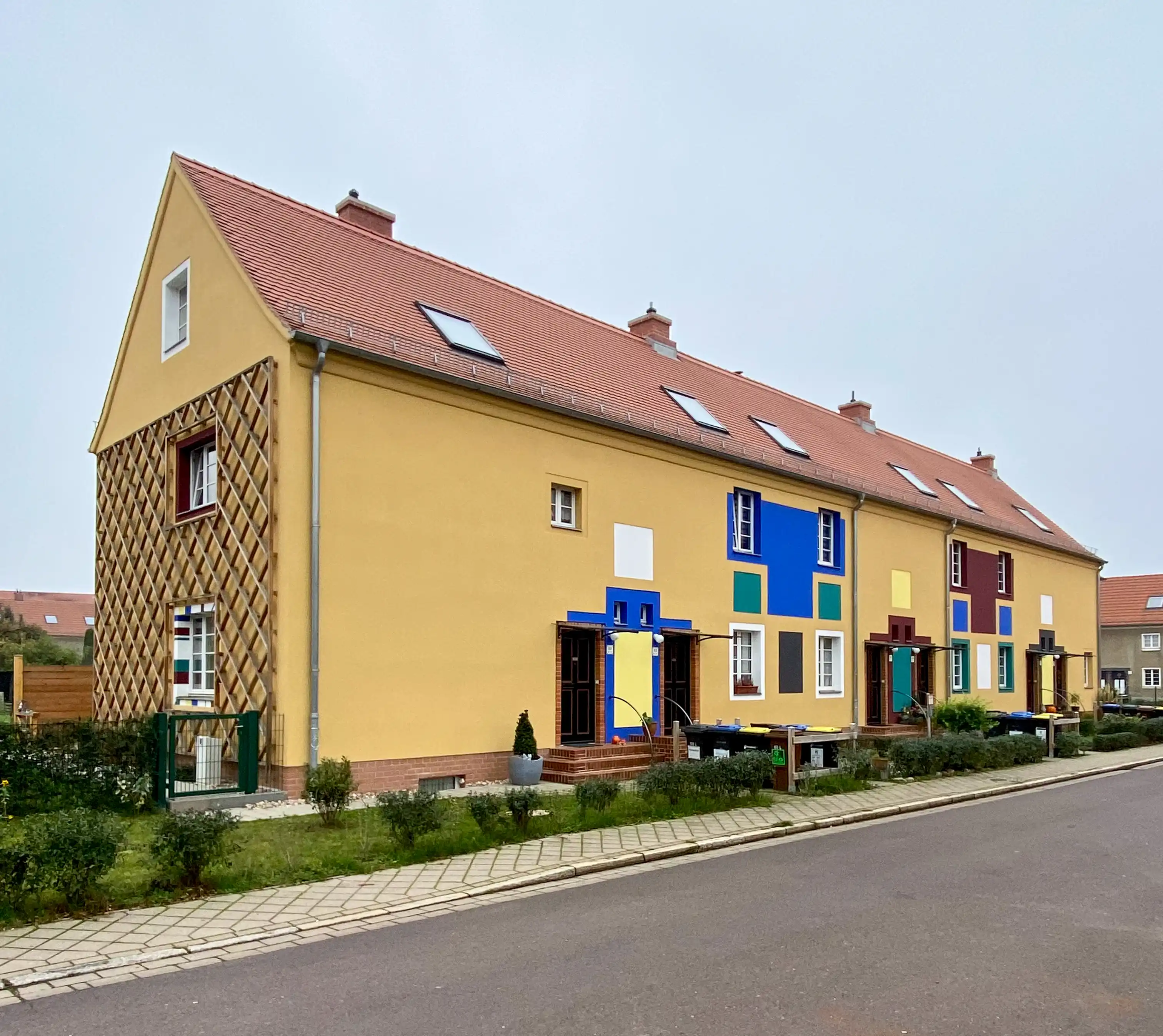 Row house complex at Bunter Weg 3, Gartenstadt Kolonie Reform, 1921. Architect: Bruno Taut. Residence of Carl Krayl. Photo: Daniela Christmann