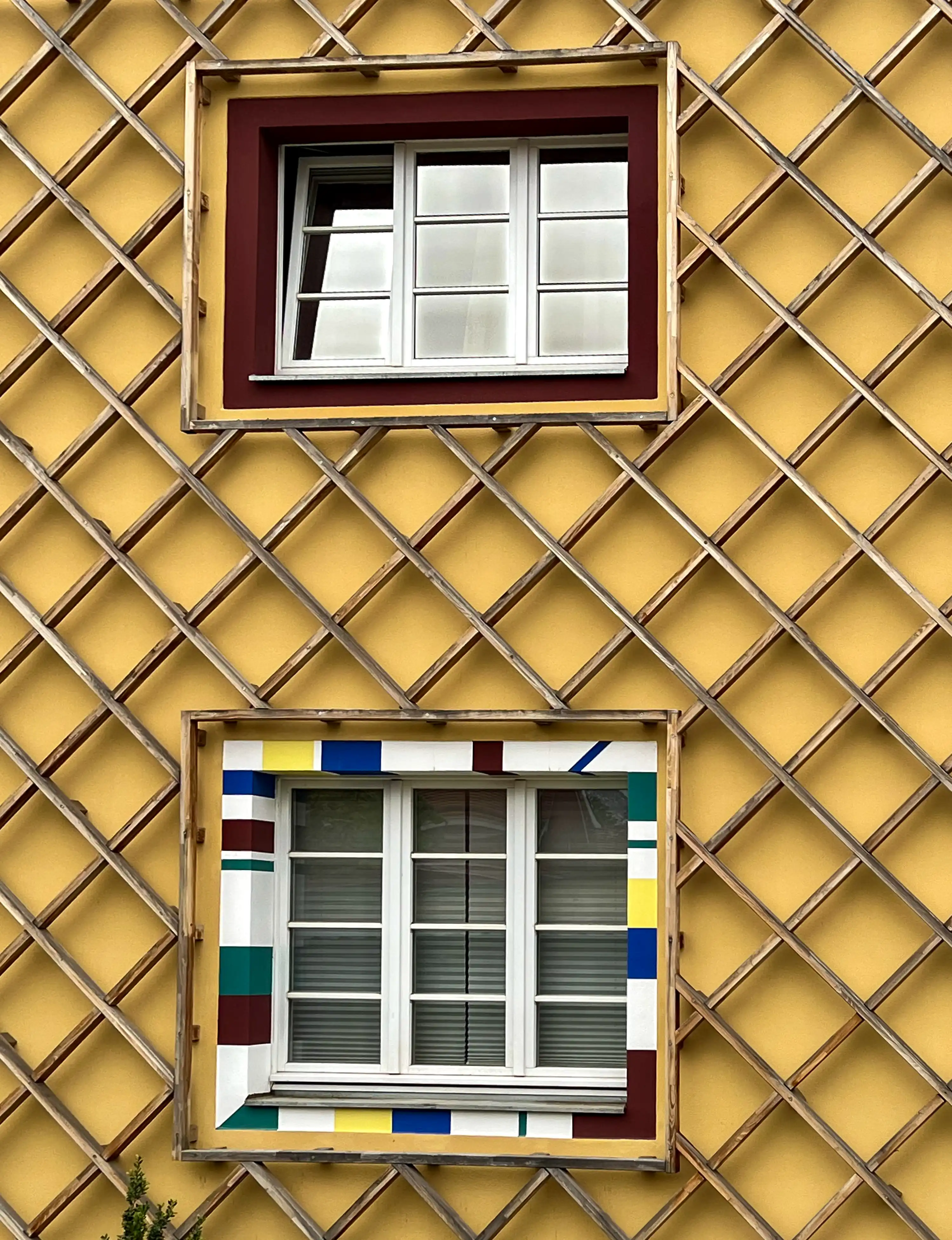 Row house complex at Bunter Weg 3, Gartenstadt Kolonie Reform, 1921. Architect: Bruno Taut. Carl Krayl's house with painted window frames. Photo: Daniela Christmann