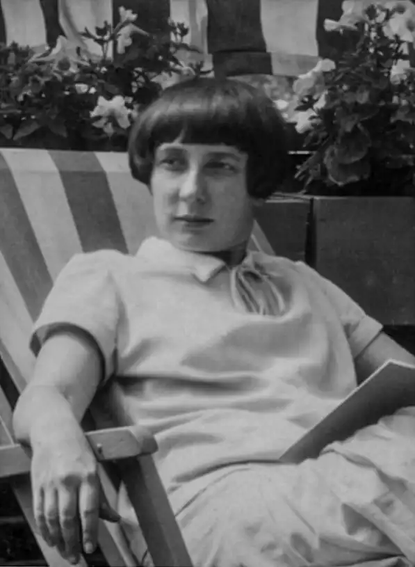Margarete Schütte-Lihotzky poses on the terrace of her apartment on Kranichsteiner Straße around 1930. Photo by Hermann Collischonn.
