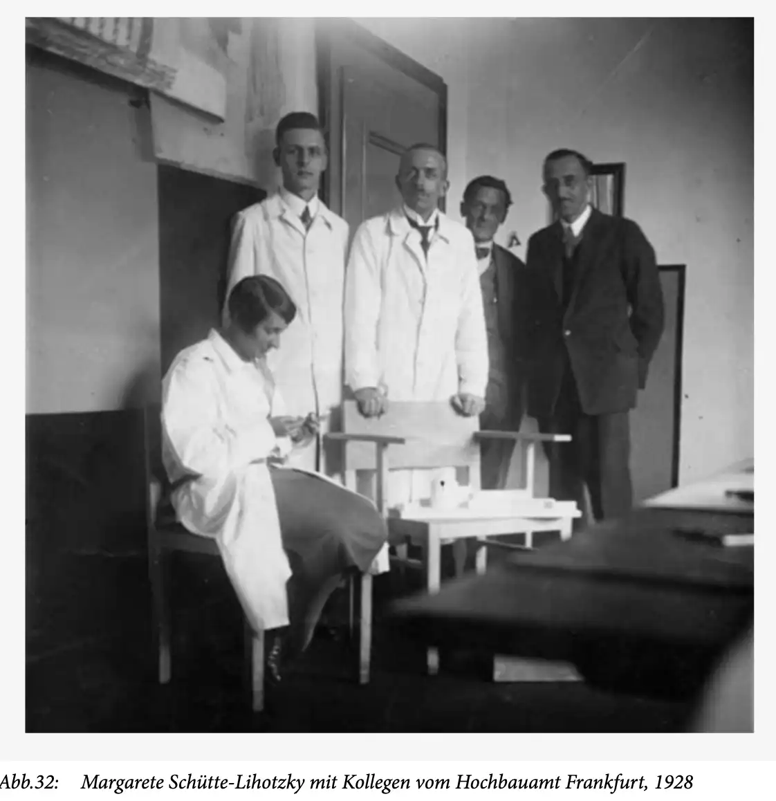 Margarete Schütte-Lihotzky mit Kollegen vom Hochbauamt Frankfurt, 1928