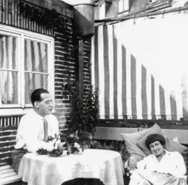 Margarete Schütte-Lihotzky und Wilhelm Schütte Terrasse Wohnung Kranichsteiner Straße, 1929 Foto: Hermann Collischonn