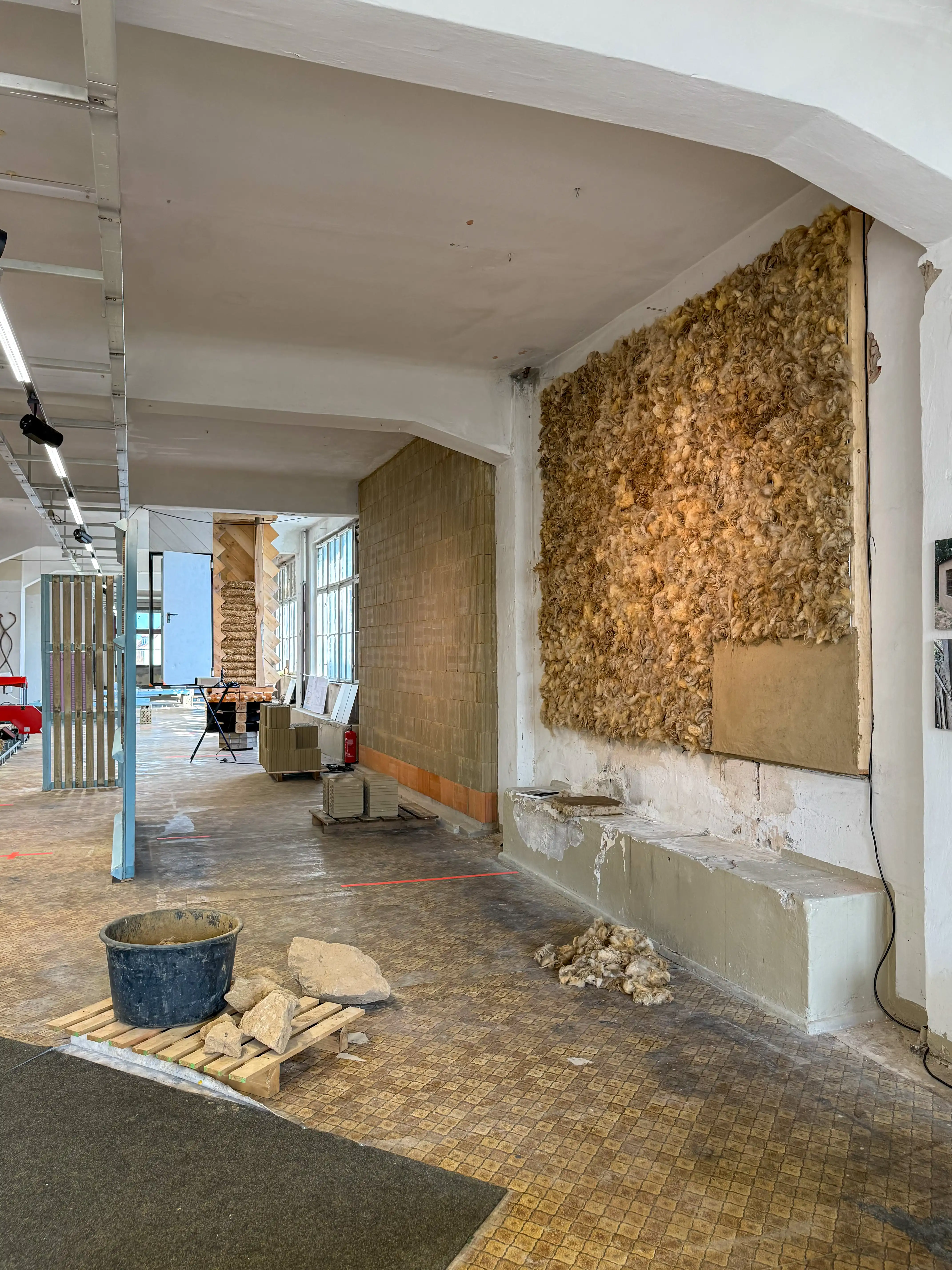 Ausstellung 'Algen I Schutt I CO2' im ehemaligen Kaufhaus Zeeck Dessau. Foto: Daniela Christmann